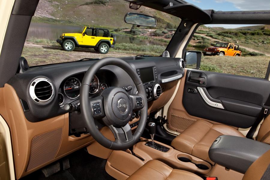  Jeep Wrangler Sahara 2011 года  (фото 9 из 15)